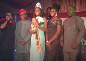 *Miss Tourism Ogun 2015 (middle) with Bashorun Oladipo (1st right) and Onasanya (2nd left) and others.