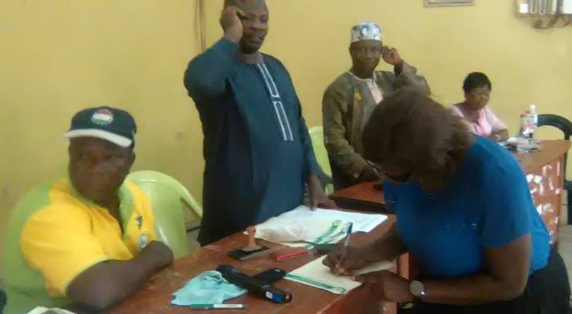 Olowe signing the oath of office while NUJ Chairman, Wole Shokunbi, Secretary, Soji Amosu and others watch at the swearing ceremony.