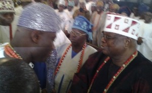 *Awujale (right) welcoming Ooni to his palace.