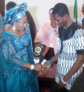 *Osun State D-G, Mrs. Laoye-Tomori presenting the award to Alabi.