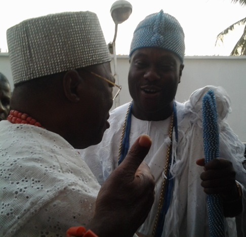 Ooni being welcome to his palace by Oba Tejuoso.