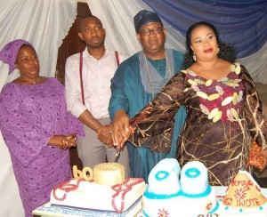 *Ebumawe Oba Adenugba cutting his birthday cake with family members.