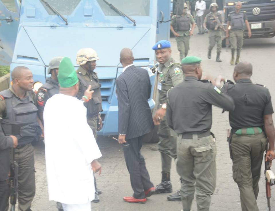 Amosun cautioning the CBN drivers at the scene.