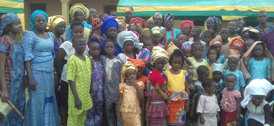 Oba Makinde (middle) with Fadagba, pupils and their parents at the ceremony.