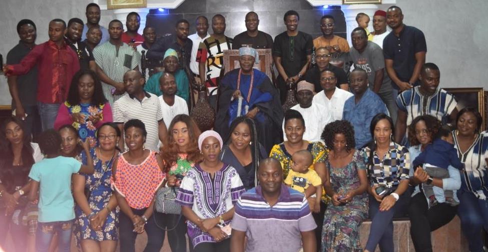 Oba Gbadebo with the NLNG workers and their family members.